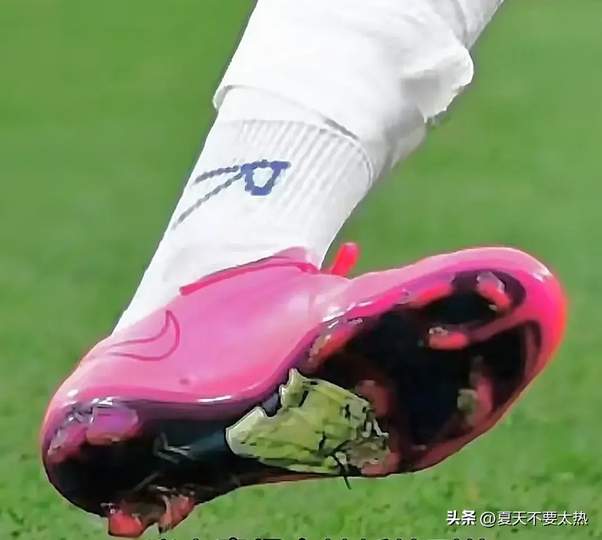 伊朗战靴补丁上阵引热议，LOL电竞选手装备玄学你信吗？